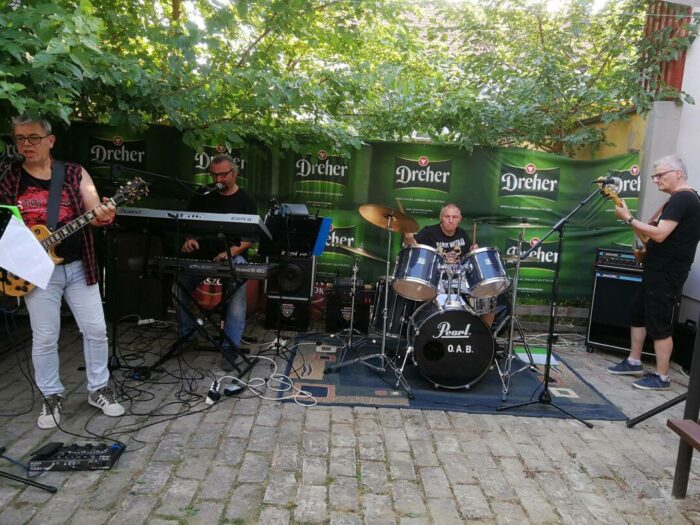 20210814-buszos-old-angels-band