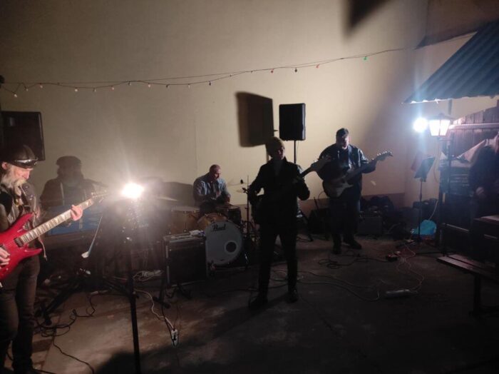 old_angels_band_scharlotte_rhodes_20250308_buszos_054