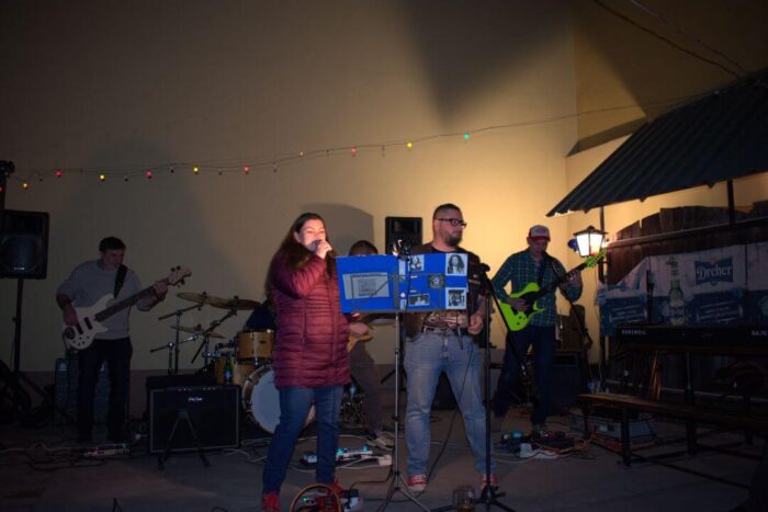 old_angels_band_scharlotte_rhodes_20250308_buszos_059