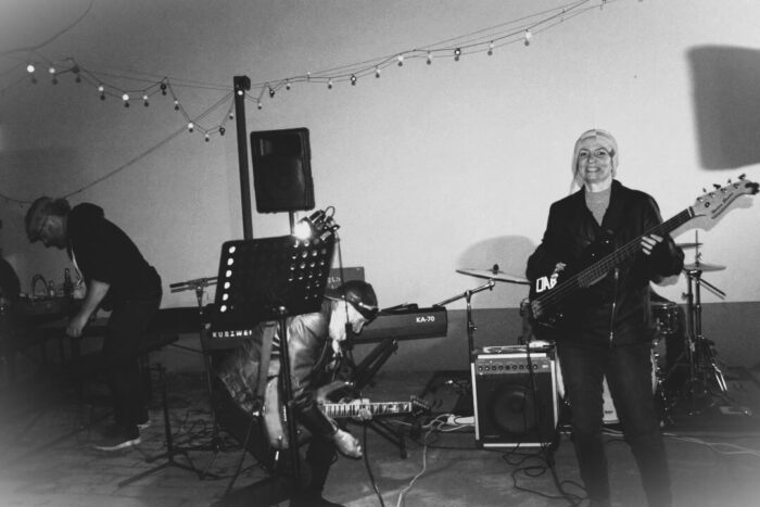 old_angels_band_scharlotte_rhodes_20250308_buszos_076