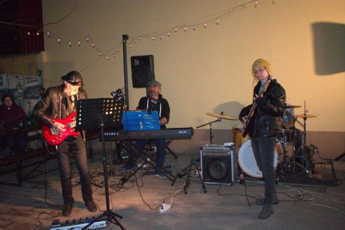 old_angels_band_scharlotte_rhodes_20250308_buszos_080