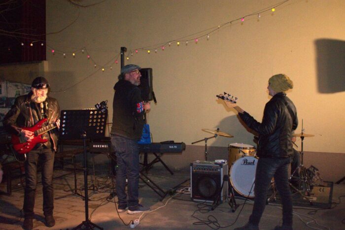 old_angels_band_scharlotte_rhodes_20250308_buszos_081