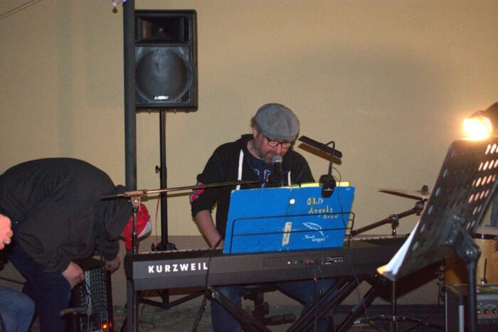 old_angels_band_scharlotte_rhodes_20250308_buszos_083