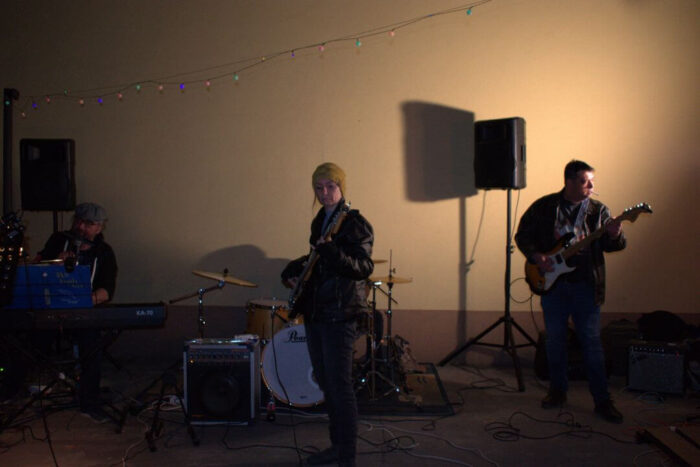 old_angels_band_scharlotte_rhodes_20250308_buszos_084