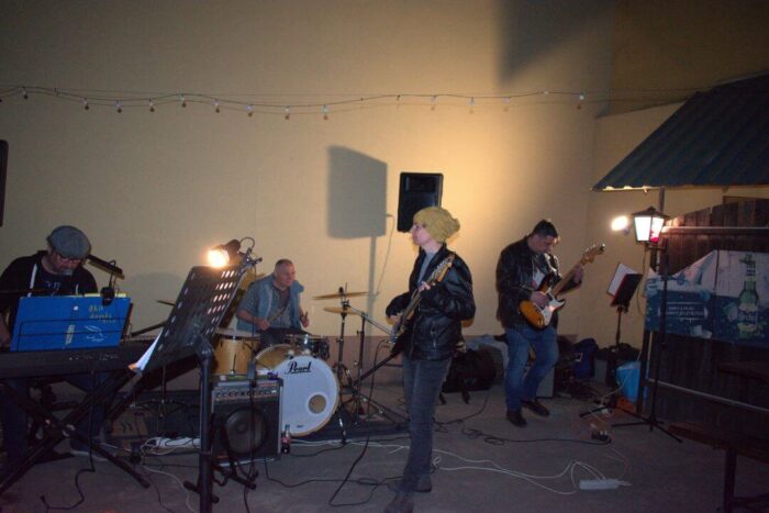 old_angels_band_scharlotte_rhodes_20250308_buszos_085