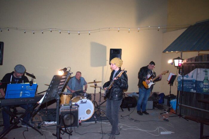 old_angels_band_scharlotte_rhodes_20250308_buszos_090