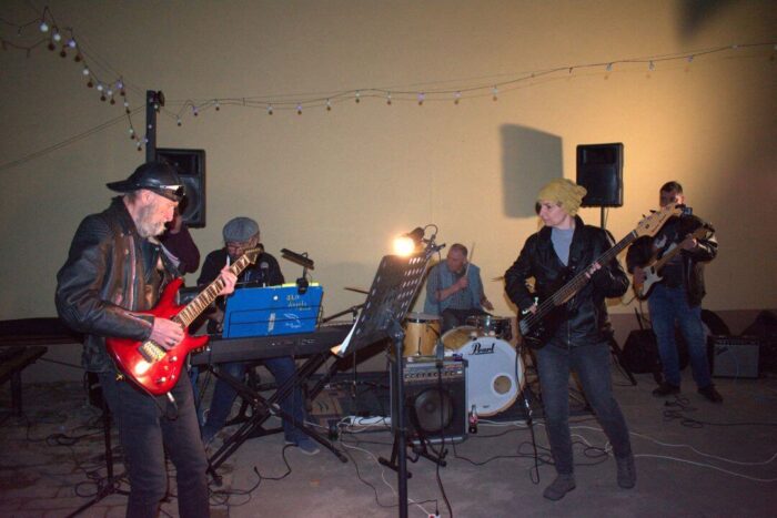 old_angels_band_scharlotte_rhodes_20250308_buszos_097