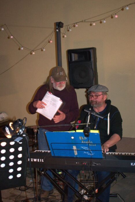 old_angels_band_scharlotte_rhodes_20250308_buszos_103