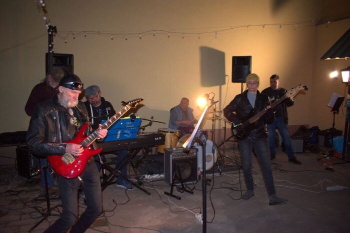 old_angels_band_scharlotte_rhodes_20250308_buszos_105