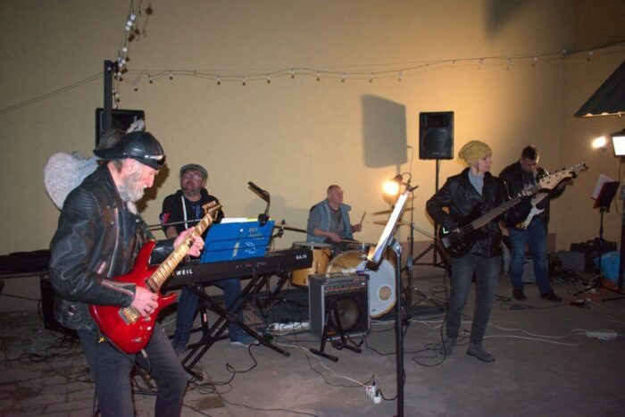 old_angels_band_scharlotte_rhodes_20250308_buszos_111