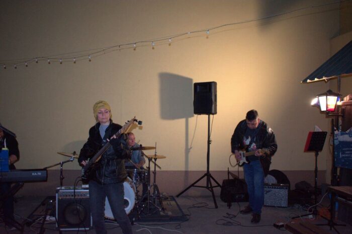 old_angels_band_scharlotte_rhodes_20250308_buszos_113