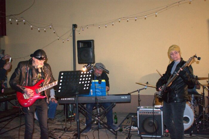 old_angels_band_scharlotte_rhodes_20250308_buszos_132