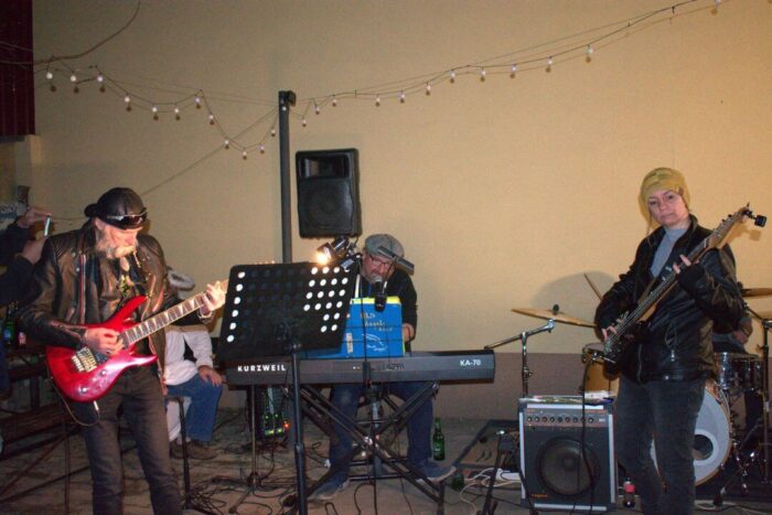 old_angels_band_scharlotte_rhodes_20250308_buszos_137