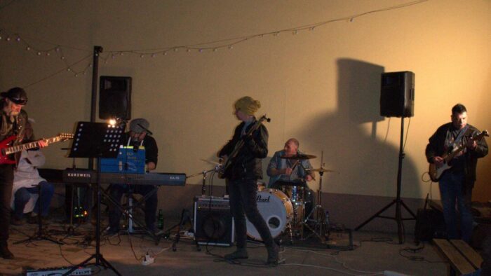 old_angels_band_scharlotte_rhodes_20250308_buszos_138