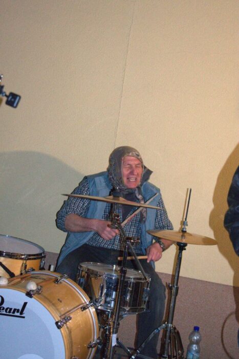 old_angels_band_scharlotte_rhodes_20250308_buszos_150