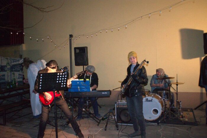 old_angels_band_scharlotte_rhodes_20250308_buszos_152