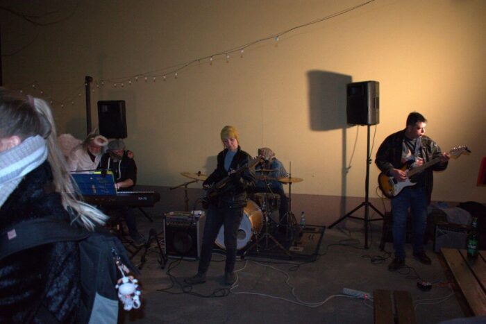 old_angels_band_scharlotte_rhodes_20250308_buszos_153