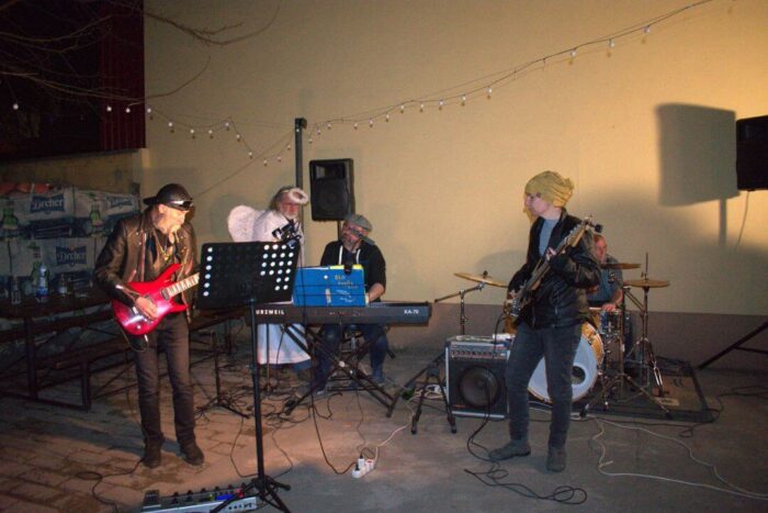 old_angels_band_scharlotte_rhodes_20250308_buszos_158