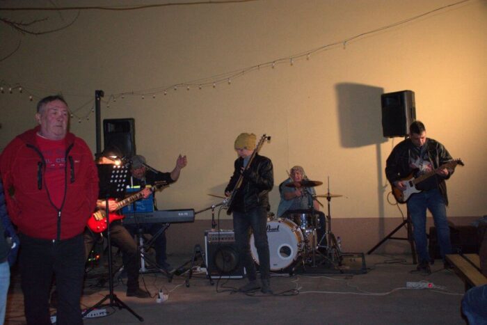 old_angels_band_scharlotte_rhodes_20250308_buszos_166