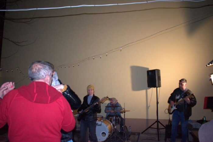 old_angels_band_scharlotte_rhodes_20250308_buszos_167