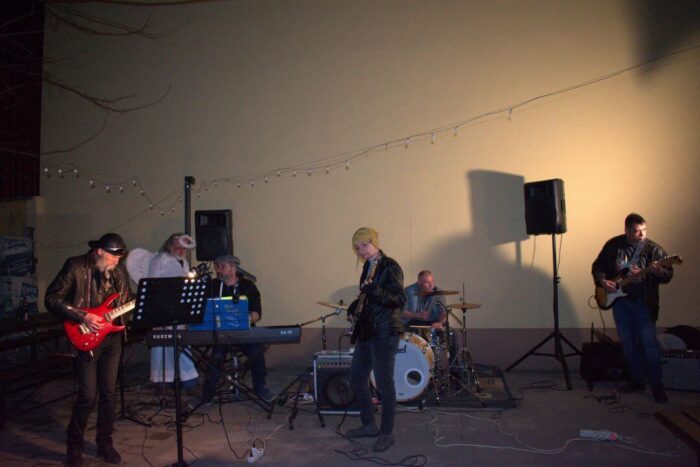 old_angels_band_scharlotte_rhodes_20250308_buszos_168