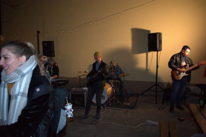 old_angels_band_scharlotte_rhodes_20250308_buszos_170